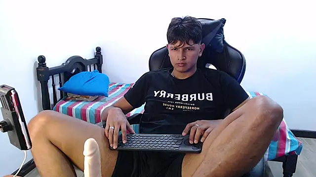 Snapshot of alex_245711 chatting on November 20, 7:35 pm alex 245711 online show from November 20, 7:35 pm