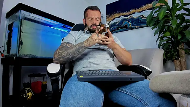 Snapshot of Johnnygrayson1 chatting on July 20, 2:15 am Johnnygrayson1 online show from July 20, 2:15 am