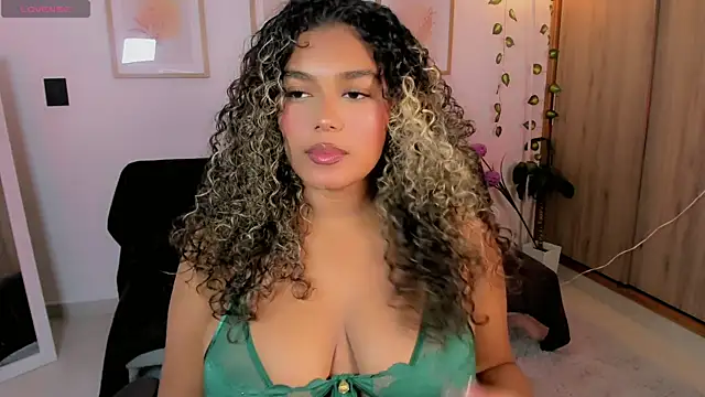 Snapshot of aleja_montiel__ chatting on May 7, 9:31 pm aleja montiel online show from May 7, 9:31 pm