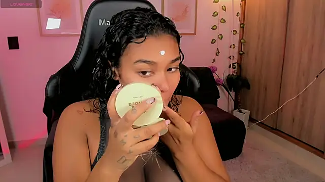 Snapshot of aleja_montiel__ chatting on May 20, 12:33 pm aleja montiel online show from May 20, 12:33 pm