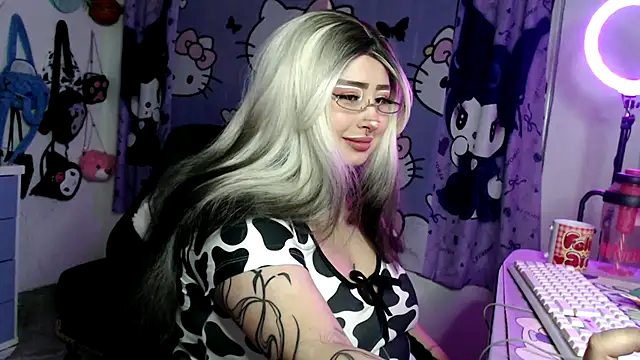 Snapshot of lussyevans24 chatting on April 22, 4:26 am lussyevans24 online show from April 22, 4:26 am
