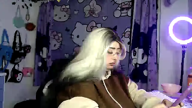 Snapshot of lussyevans24 chatting on April 30, 4:08 am lussyevans24 online show from April 30, 4:08 am