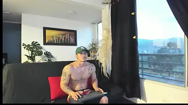 Snapshot of MARCELOANDLUCIAN chatting on February 17, 11:20 pm MARCELOANDLUCIAN online show from February 17, 11:20 pm