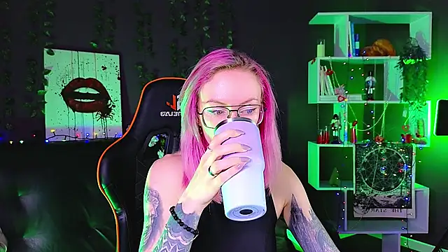 Snapshot of _HelenCarter chatting on March 8, 8:57 pm HelenCarter online show from March 8, 8:57 pm