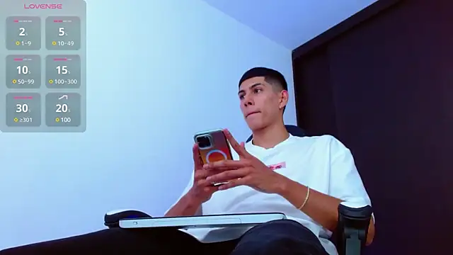 Snapshot of Valerio_20 chatting on February 21, 7:43 pm Valerio 20 online show from February 21, 7:43 pm