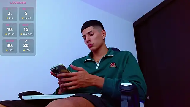 Snapshot of Valerio_20 chatting on February 26, 8:11 pm Valerio 20 online show from February 26, 8:11 pm