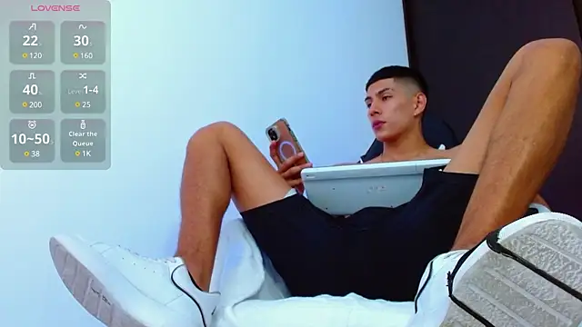 Snapshot of Valerio_20 chatting on March 14, 8:28 pm Valerio 20 online show from March 14, 8:28 pm