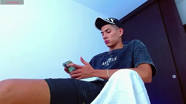 Snapshot of Valerio_20 chatting on March 19, 7:38 pm Valerio 20 online show from March 19, 7:38 pm