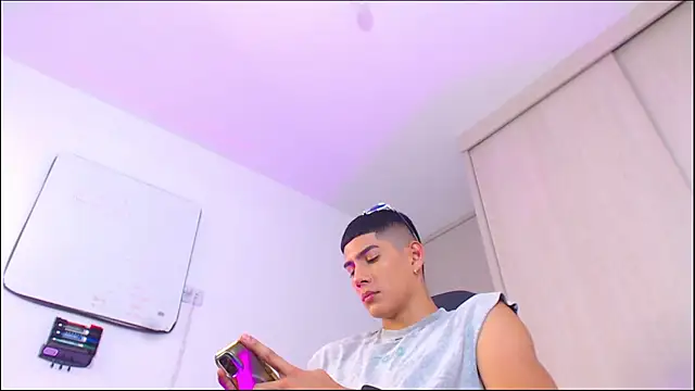 Snapshot of Valerio_20 chatting on July 6, 9:39 pm Valerio 20 online show from July 6, 9:39 pm