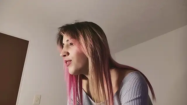 Snapshot of linnie_ chatting on March 7, 4:35 am linnie  online show from March 7, 4:35 am