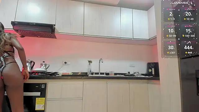 Snapshot of KyaraMiller chatting on December 29, 2:21 pm KyaraMiller online show from December 29, 2:21 pm