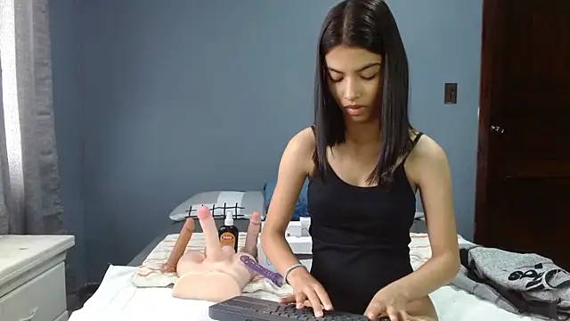 Snapshot of LiaOrtiz69 chatting on December 10, 7:32 pm LiaOrtiz69 online show from December 10, 7:32 pm