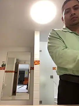 Snapshot of Juanes432 chatting on February 19, 8:05 pm Juanes432 online show from February 19, 8:05 pm