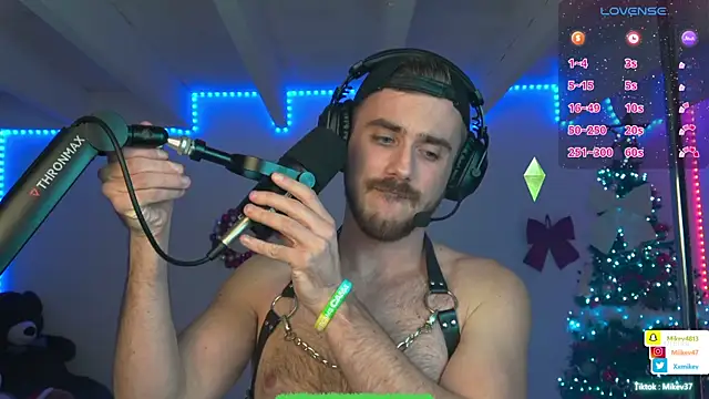 Snapshot of Mikev chatting on December 12, 7:04 pm Mikev online show from December 12, 7:04 pm