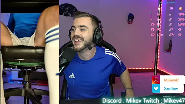 Snapshot of Mikev chatting on October 27, 7:07 pm Mikev online show from October 27, 7:07 pm