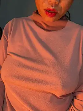 Snapshot of Laura8910 chatting on December 6, 6:48 am Laura8910 online show from December 6, 6:48 am