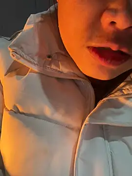 Snapshot of Laura8910 chatting on December 12, 4:48 am Laura8910 online show from December 12, 4:48 am