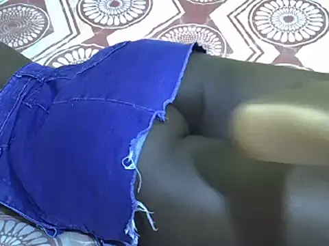 Snapshot of queenbarbie1 chatting on February 18, 10:38 am queenbarbie1 online show from February 18, 10:38 am