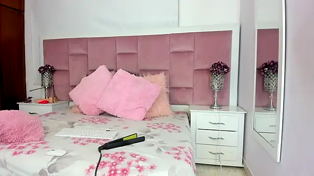 DaphneLloyd online show from January 10, 7:43 pm