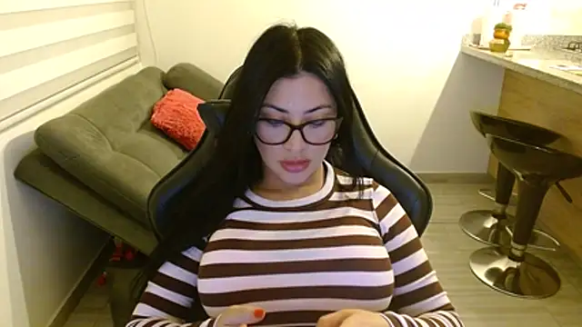 Snapshot of Charlotte_cute18 chatting on July 18, 12:15 am Charlotte cute18 online show from July 18, 12:15 am