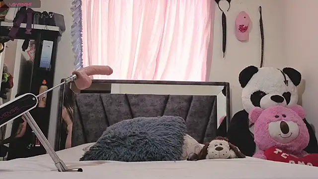 Hotsamantamature online show from October 18, 6:30 pm