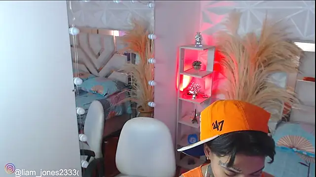 Snapshot of Jonesliam23 chatting on October 30, 7:03 pm Jonesliam23 online show from October 30, 7:03 pm