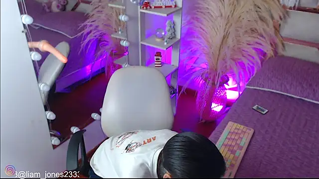 Snapshot of Jonesliam23 chatting on December 13, 7:53 pm Jonesliam23 online show from December 13, 7:53 pm