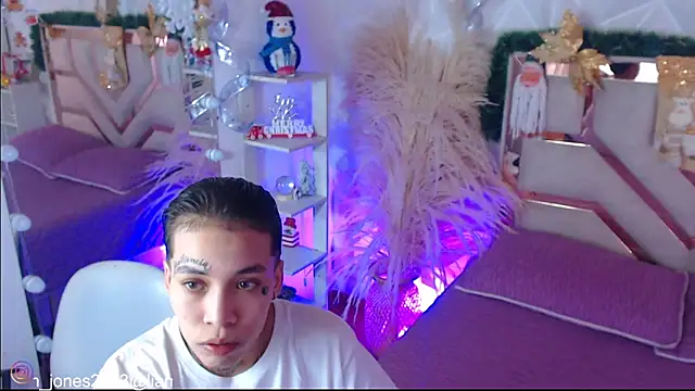 Snapshot of Jonesliam23 chatting on December 15, 7:18 pm Jonesliam23 online show from December 15, 7:18 pm