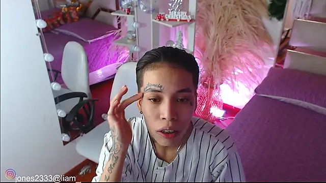 Snapshot of Jonesliam23 chatting on December 18, 7:20 pm Jonesliam23 online show from December 18, 7:20 pm