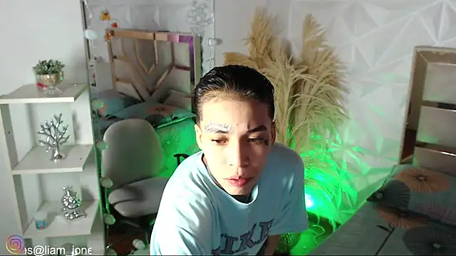 Snapshot of Jonesliam23 chatting on January 5, 7:39 pm Jonesliam23 online show from January 5, 7:39 pm