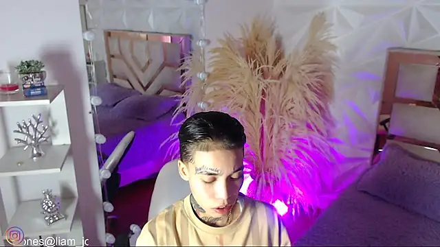 Snapshot of Jonesliam23 chatting on February 1, 7:01 pm Jonesliam23 online show from February 1, 7:01 pm