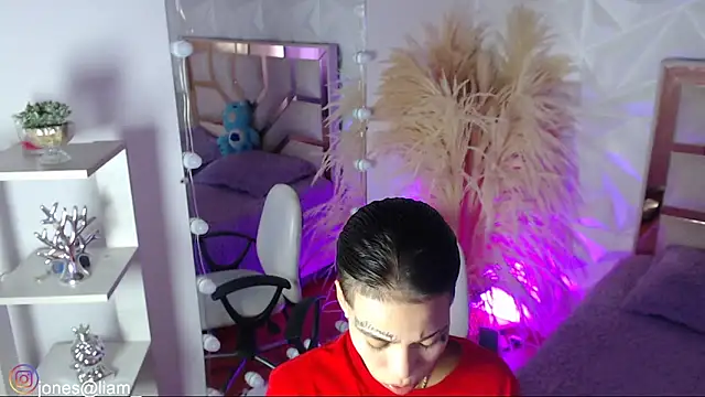 Snapshot of Jonesliam23 chatting on February 5, 7:18 pm Jonesliam23 online show from February 5, 7:18 pm