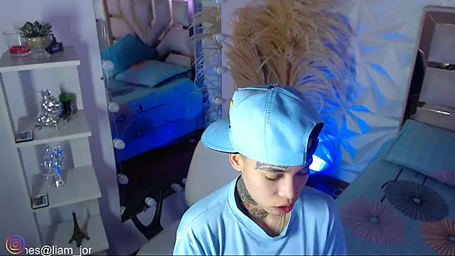 Snapshot of Jonesliam23 chatting on February 25, 8:18 pm Jonesliam23 online show from February 25, 8:18 pm