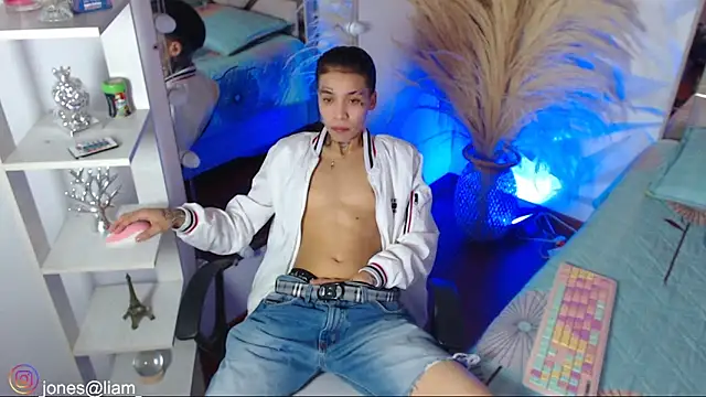 Snapshot of Jonesliam23 chatting on March 2, 7:21 pm Jonesliam23 online show from March 2, 7:21 pm