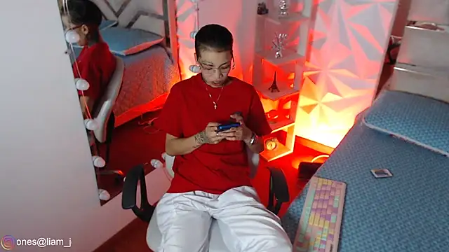 Snapshot of Jonesliam23 chatting on April 24, 8:11 pm Jonesliam23 online show from April 24, 8:11 pm