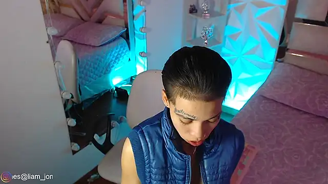 Snapshot of Jonesliam23 chatting on May 1, 8:13 pm Jonesliam23 online show from May 1, 8:13 pm