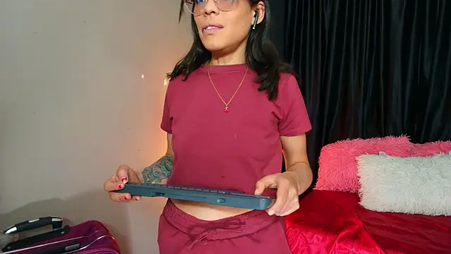 AvaLusty online show from February 5, 5:06 pm