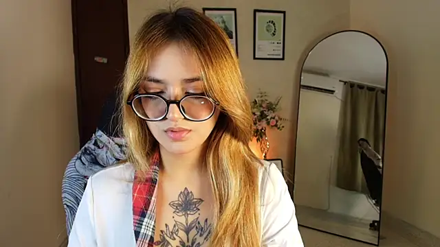 Snapshot of SweetJennaa chatting on July 2, 12:43 am SweetJennaa online show from July 2, 12:43 am