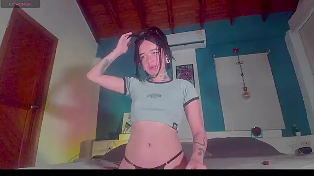 Snapshot of ariana-white- chatting on October 29, 7:43 am ariana-white- online show from October 29, 7:43 am