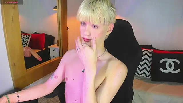 Snapshot of VladHellsing4 chatting on February 4, 2:23 pm VladHellsing4 online show from February 4, 2:23 pm