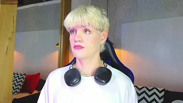 Snapshot of VladHellsing4 chatting on February 5, 2:43 pm VladHellsing4 online show from February 5, 2:43 pm