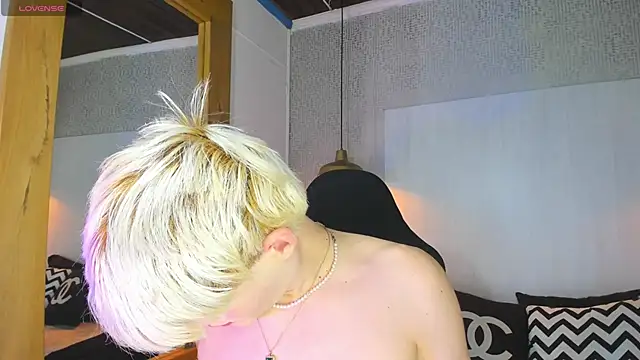 Snapshot of VladHellsing4 chatting on February 21, 9:38 pm VladHellsing4 online show from February 21, 9:38 pm