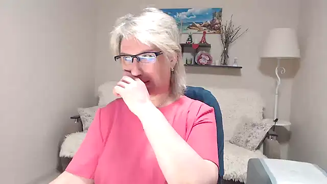 Snapshot of FleurMays chatting on May 1, 1:43 am FleurMays online show from May 1, 1:43 am