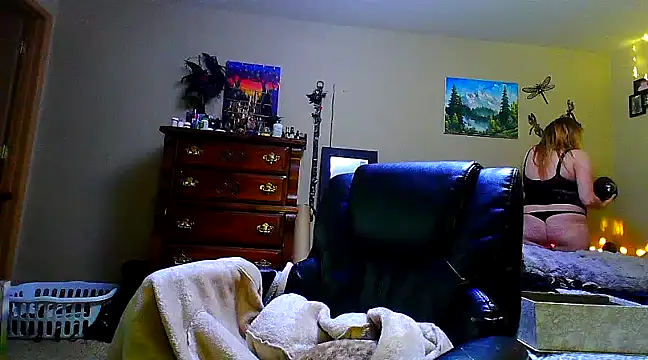 Snapshot of lilyhornyhousewife chatting on March 8, 9:50 am lilyhornyhousewife online show from March 8, 9:50 am