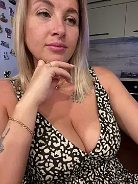 Snapshot of Cute_Hot_Alice chatting on July 26, 7:32 pm Cute Hot Alice online show from July 26, 7:32 pm