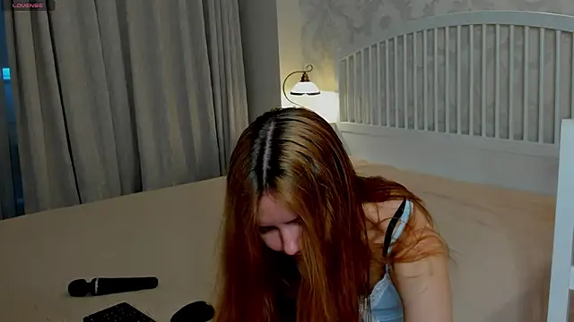 Eva  Lewis online show from April 11, 4:06 am