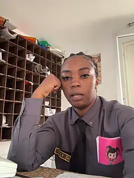 Snapshot of CiaraEbony chatting on May 5, 11:29 am CiaraEbony online show from May 5, 11:29 am