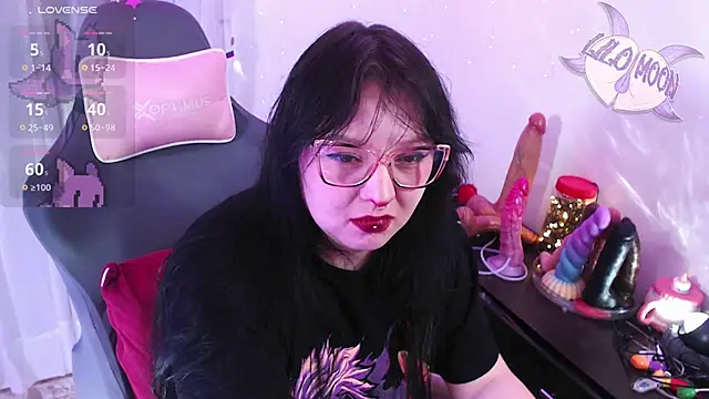 Snapshot of LiloMoon69 chatting on April 21, 2:51 am LiloMoon69 online show from April 21, 2:51 am