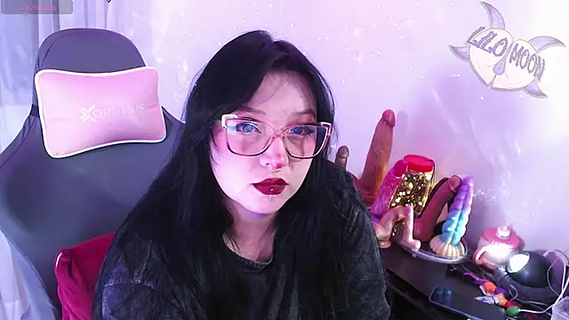 Snapshot of LiloMoon69 chatting on April 27, 4:21 am LiloMoon69 online show from April 27, 4:21 am