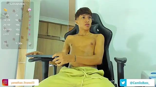 Snapshot of _CamiloBass chatting on December 24, 1:59 am  CamiloBass online show from December 24, 1:59 am